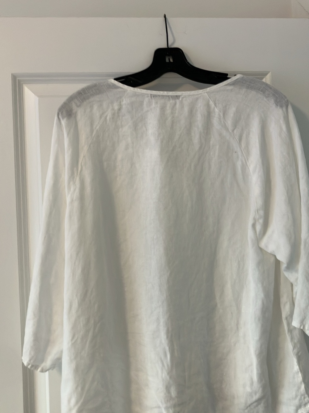 cut loose White Button-Front Lightweight linen V-Neck Shirt - Picture 6 of 6
